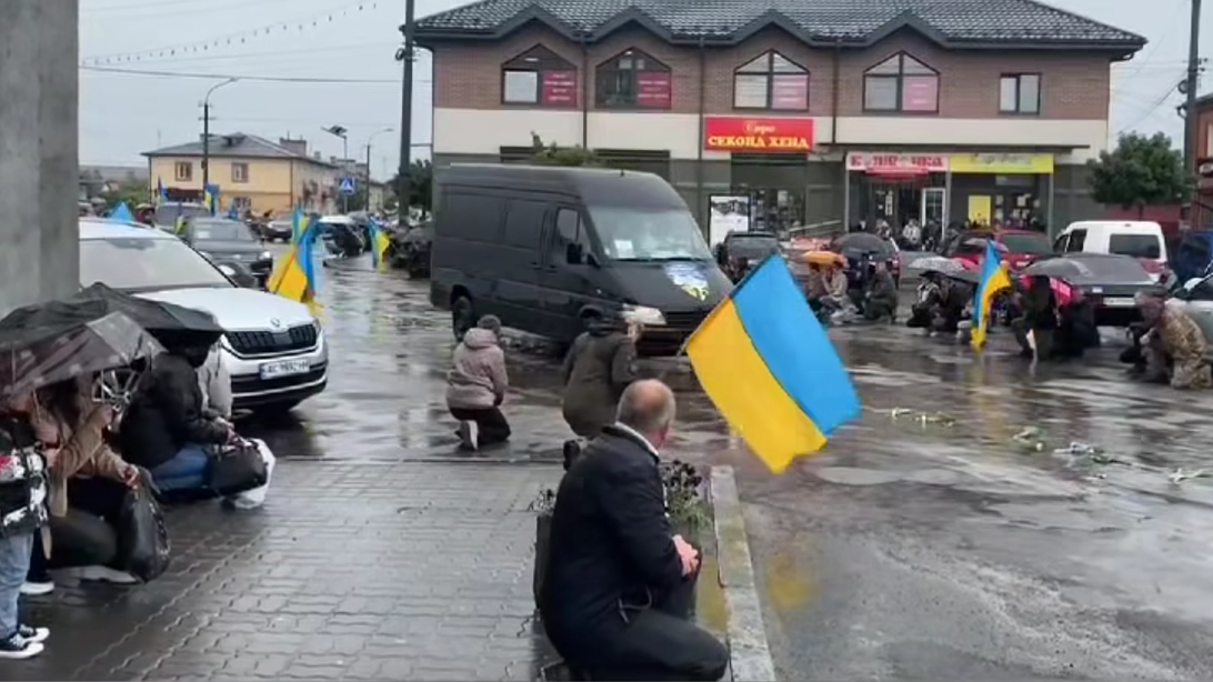 Краплі дощу змішались зі сльозами: волиняни зустріли воїна Сергія Деркача
