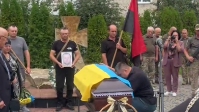 Понад рік вважався зниклим безвісти: на Волинь «на щиті» повернувся Герой Віктор Бурковський