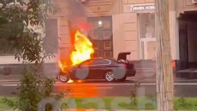У Москві серед білого дня загорівся автомобіль із автопарку Кремля: подробиці. Фото