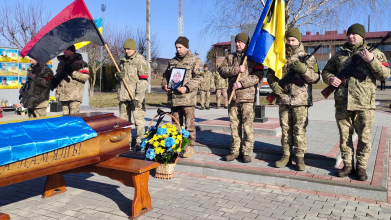 «Любив життя, але клята війна його забрала»: громада на Волині попрощалася з Героєм Аркадієм Луцюком