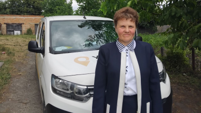 Її чекають у кожному селі: історія листоноші з Волині, яку люди називають «нашим Сонечком»