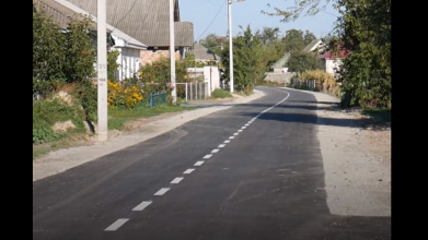 У Чернігівській області мама загиблого Героя за власні кошти побудувала дорогу. Відео
