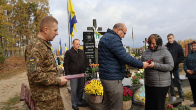Життя обірвалося внаслідок важкого поранення: дружині Героя з Волині вручили його посмертну нагороду