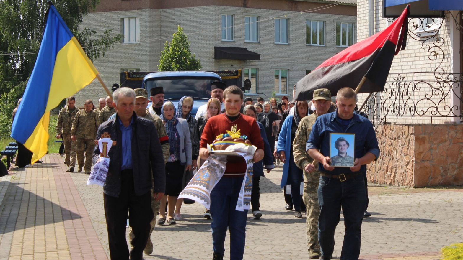 Весільний коровай, тужлива мелодія і море квітів: громада на Волині прощалася з Героєм Романом Карпюком