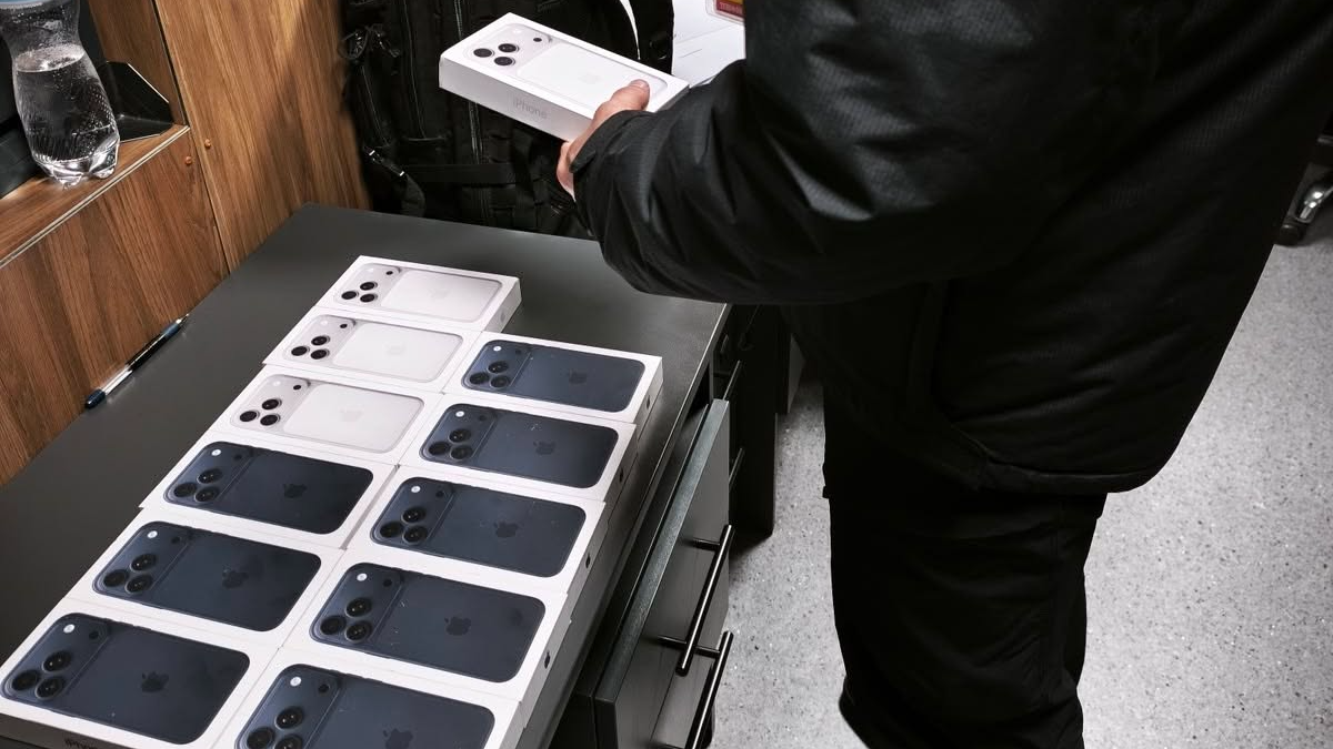 Через волинський кордон водій автобуса хотів у рюкзаку провести нових iPhone на майже 700 тисяч гривень
