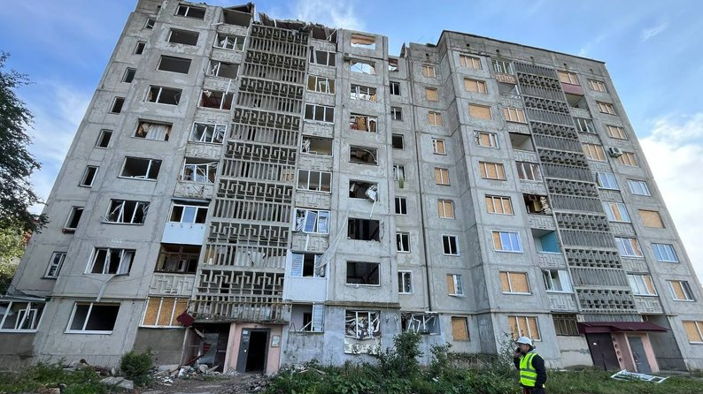 У Луцьку демонтують секції пошкодженого під час атаки РФ будинку