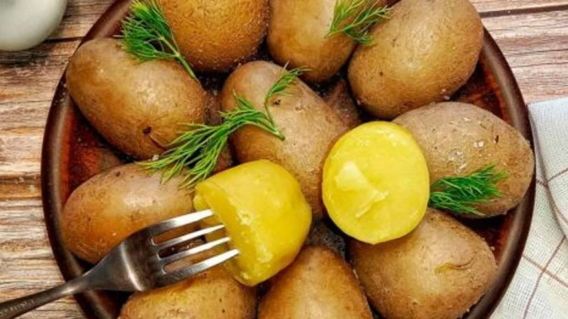 Картопля в мундирі чиститься за 10 секунд: простий кухонний трюк без ножа