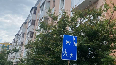 Погрожують пошкодити автівки: у Луцьку скандал між мешканцями сусідніх будинків за дорогу