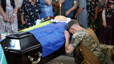 Замість зустрічі — останнє прощання: у Луцькій громаді син із фронту приїхав на похорон батька, який загинув на війні