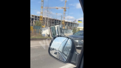 У Луцьку біля «Епіцентру» перекинувся бетонозмішувач. Відео