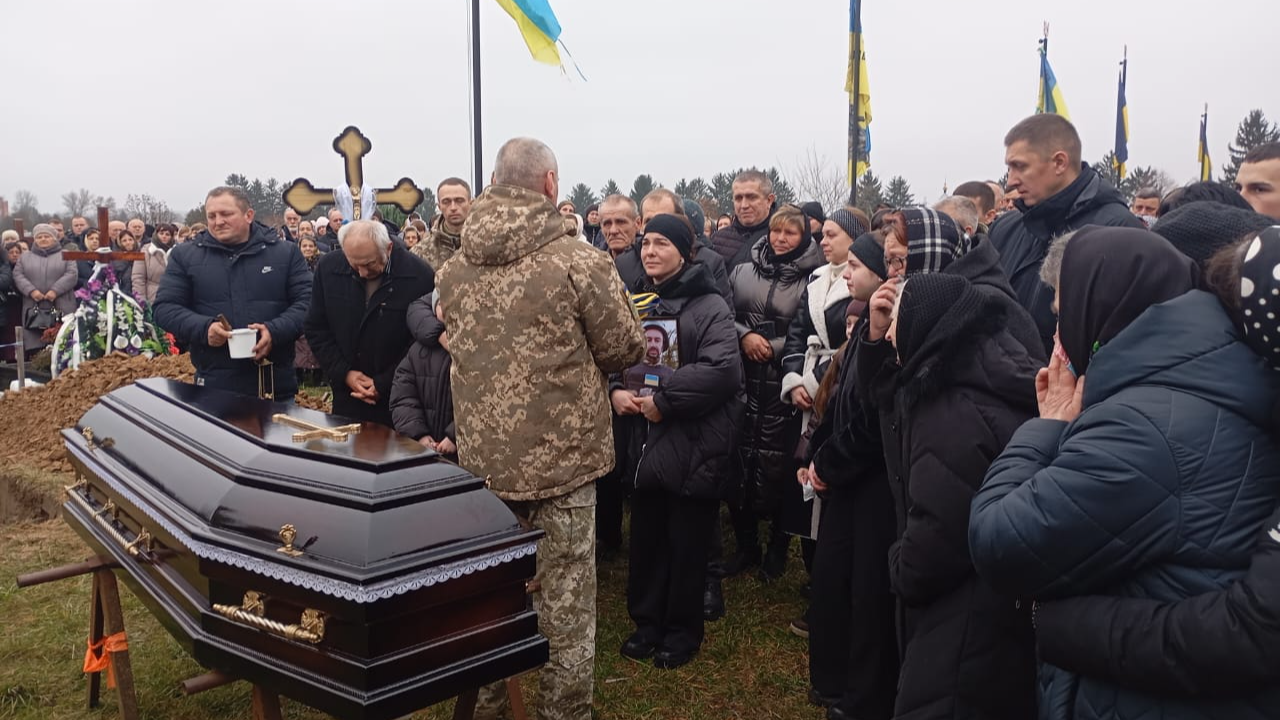 Без батька залишилося троє дітей: волиняни провели в останню дорогу Героя Тараса Парфенюка