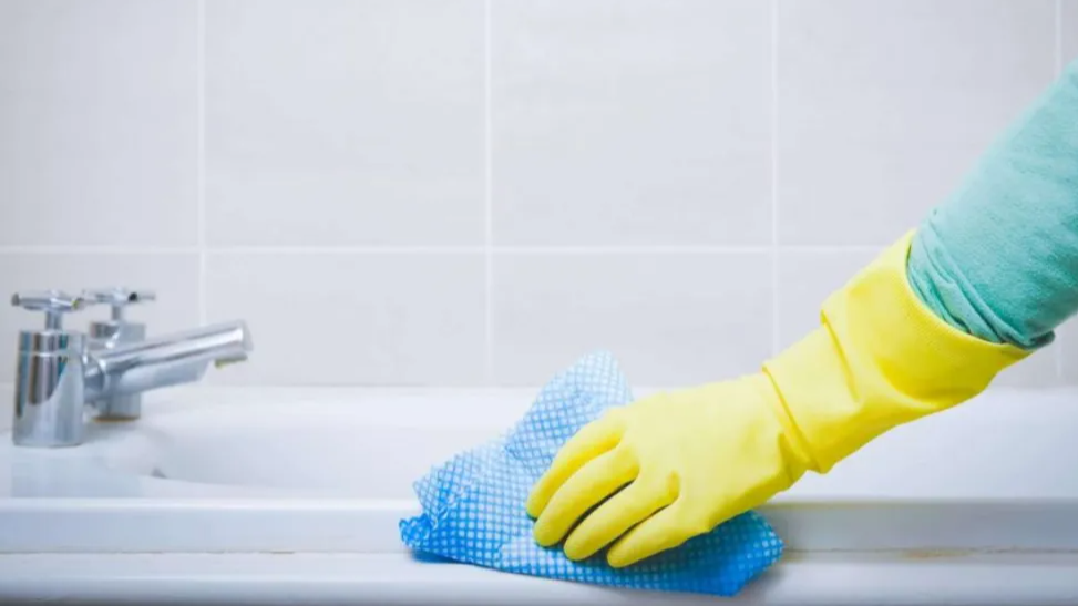 Ванна сяятиме, а бруд і наліт зникнуть за лічені хвилини: прості засоби, які замінять дорогу хімію з магазину