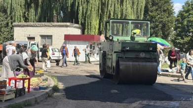 Кукурудза з присмаком асфальту: у місті на Волині торгують поруч із дорожнім ремонтом