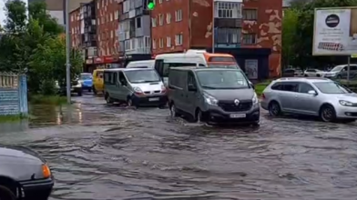 Автівки плавають у воді: в Ковелі після зливи затопило вулиці. Відео