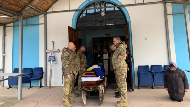 Загинув ще у серпні, а прощалися лише нині: на Волині в останню путь провели Героя Леоніда Бриндзія