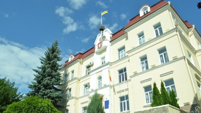 Члени виборчої комісії на відпочинку за кордоном: у Луцьку не можуть ввести нових депутатів у міськраду