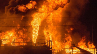 В Макіївці після вибуху загорілася нафтобаза. Відео