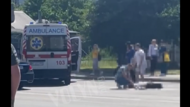 Стан — важкий: жінку, яку збив автомобіль у Луцьку, госпіталізували з численними травмами