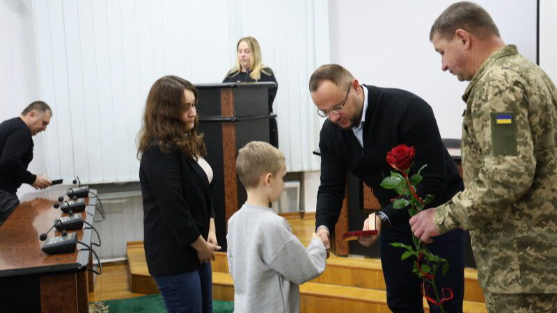 У Луцьку вручили посмертні ордени та медалі рідним загиблих захисників України