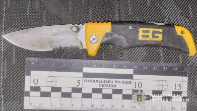 У Дніпрі чоловік вдарив ножем військового під час перевірки документів