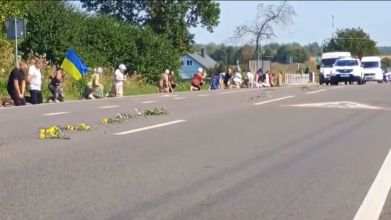 П'ятеро дітей залишились без батька: на «щиті» зустріли Героя Володимира Калитюка з Волині