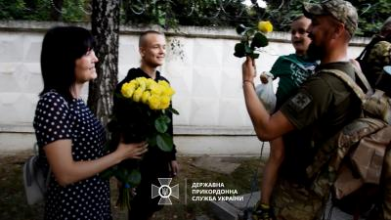 Волинський прикордонник повернувся з фронту: зворушливе відео зустрічі з рідними