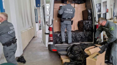 Митники виявили 141 тисячу пачок контрабандних цигарок в української дипломатки