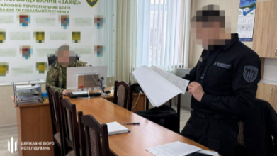 Працівник ТЦК на Рівненщині брав хабарі навіть автомобілями: у разі відмови погрожував проблемами