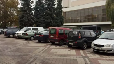 У Луцьку парковку біля драмтеатру зробили платною
