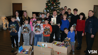 Поет з Волині передав допомогу дітям у Рожищі від американських письменників