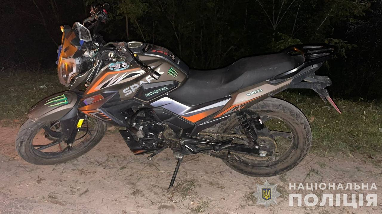 Вночі на Волині п’яний неповнолітній мотоцикліст збив двох школярок
