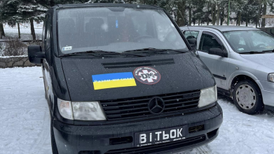 «Шаман», «Дрон» та «Вітьок»: волонтери з Рожища доставили захисникам п'ять автівок