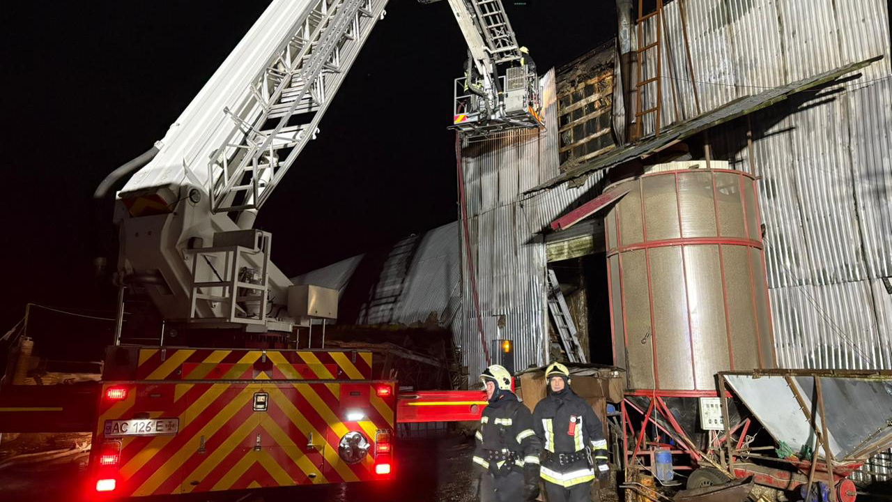 На Волині через недбалі зварювальні роботи сталася масштабна пожежа в ангарі