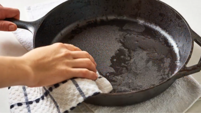 Жир і нагар зійдуть зі сковорідки миттєво: найкращий домашній спосіб, про який ви не знали