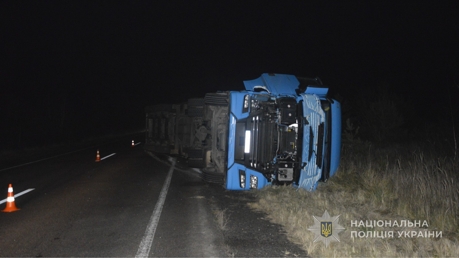 На Волині вантажівка наїхала на велосипедиста і перекинулася: травмувалося двоє осіб