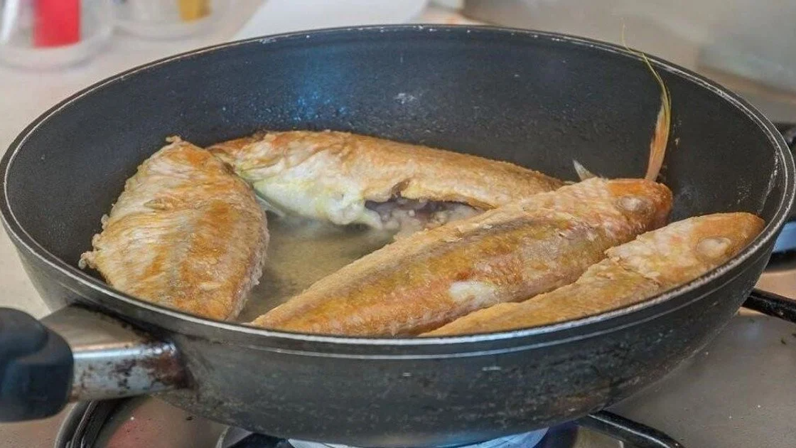 Перед смаженням не обвалюйте рибу в борошні: як уникнути бризок олії та запаху