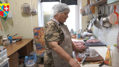 «Прочитала оголошення і вступила до війська»: 56-річна волинянка готує їжу для бійців на сході