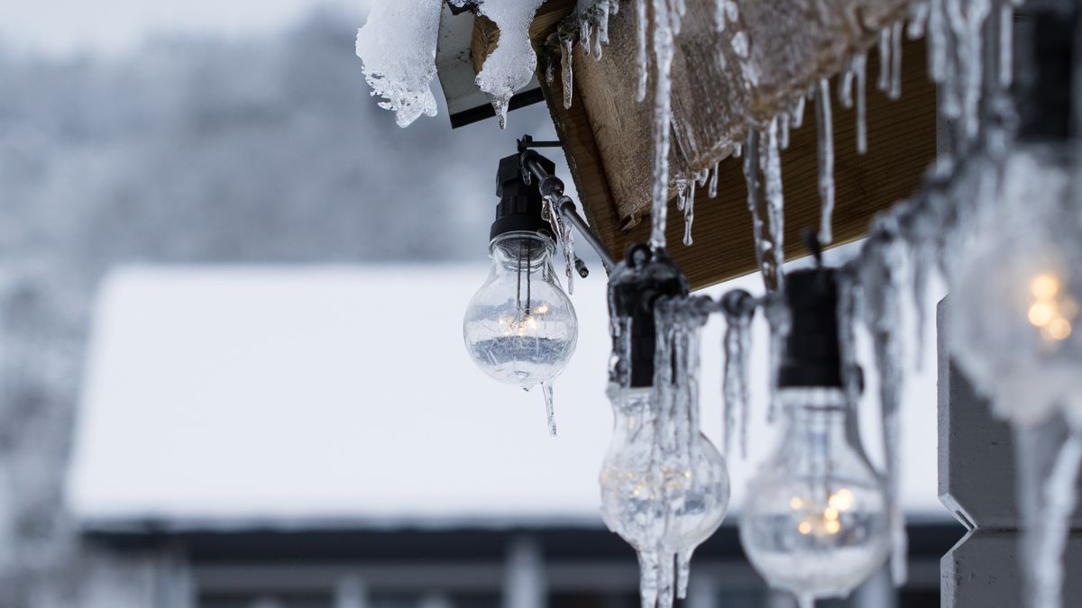 сніг з льодом впав на хлопця у Львові
