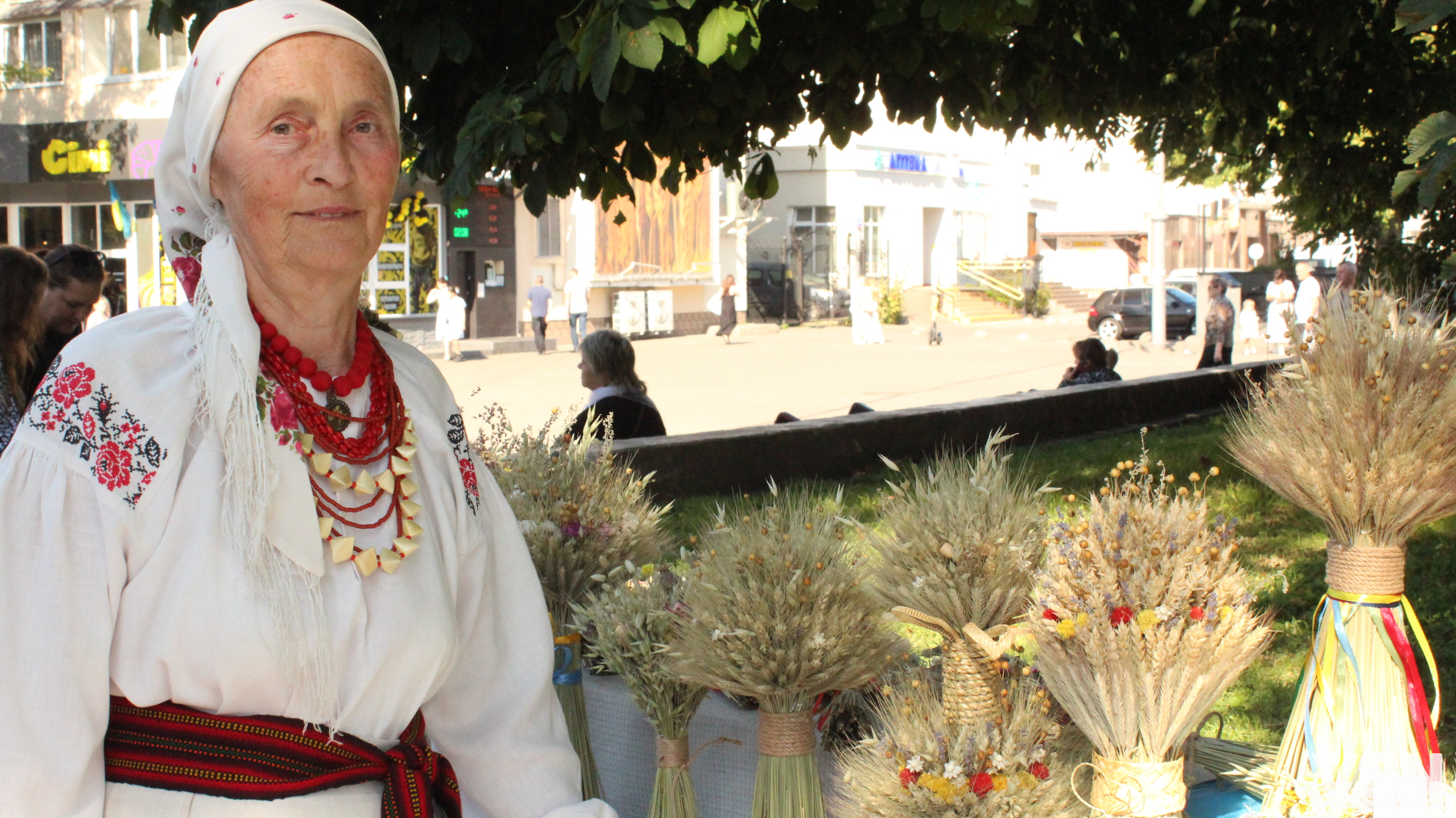 Вплітає у дідухи силу трав і предків: майстриня з Луцька про букети на Спаса і соломоплетіння