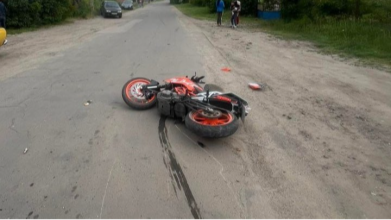 На Волині мотоцикл зіткнувся з автівкою, водія двоколісного госпіталізували