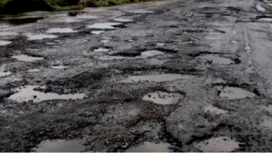 Глибокі вибоїни та зруйнований асфальт: лучани просять відремонтувати дорогу в мікрорайоні Вишків