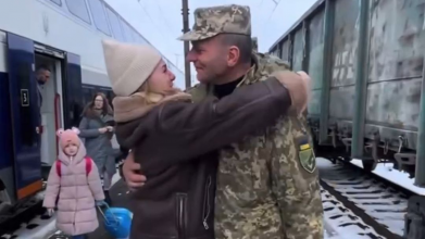 Волинський захисник повернувся з фронту: зворушливе відео зустрічі з рідними