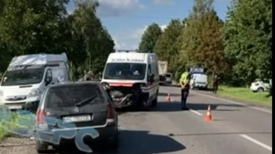 У селі поблизу Луцька зіткнулися «швидка» та легковик: є потерпілі