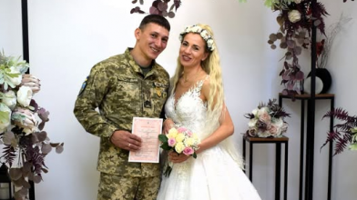 У Луцьку військовослужбовець одружився з коханою перед поверненням на службу