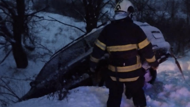 Волинські рятувальники дістали авто, яке злетіло з дороги