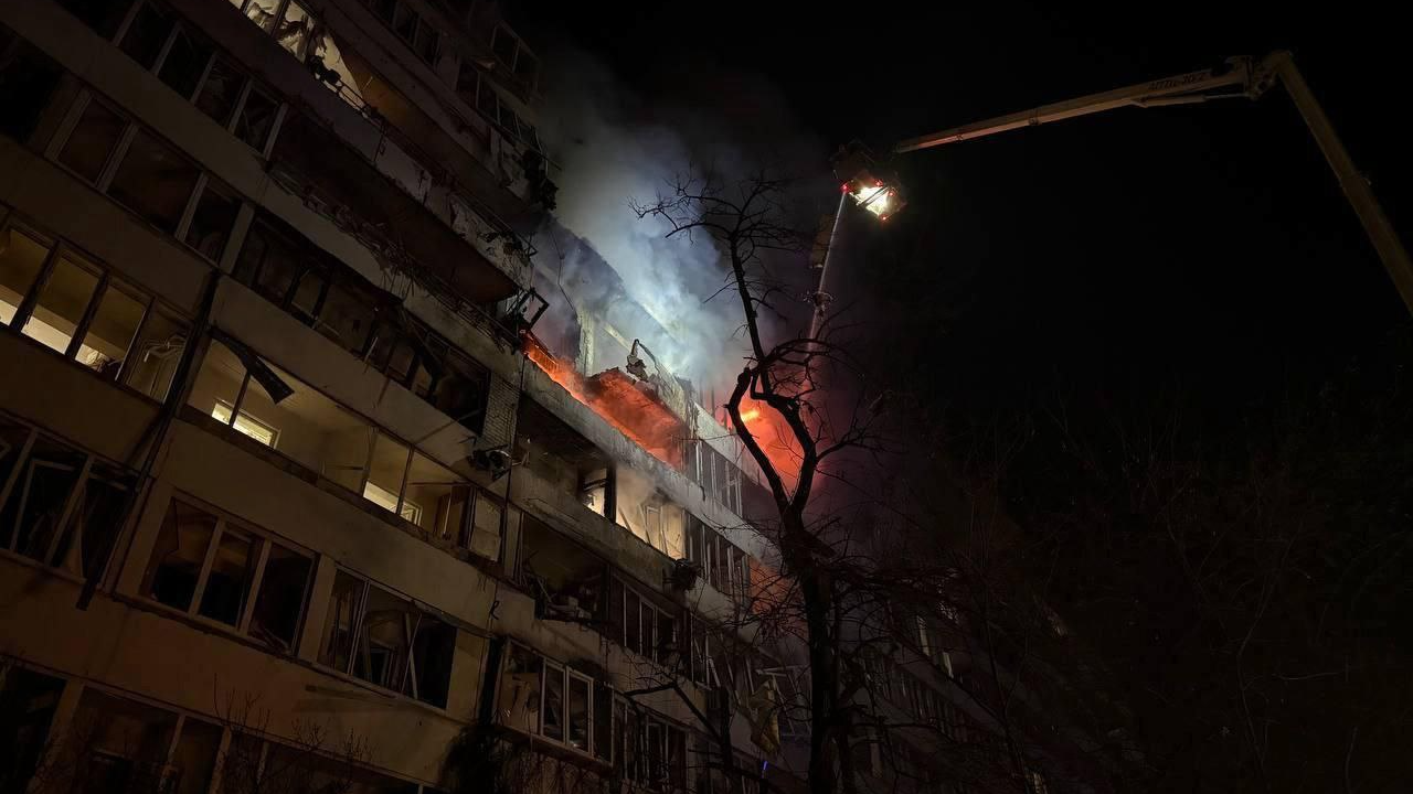 Нічна атака на Київ: є влучання у житлові будинки, відомо про шість загиблих