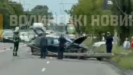 У Луцьку авто врізалося в електроопору: ускладнено рух транспорту
