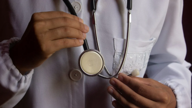 Скандал у Дніпрі: лікарі випадково зламали дитині здорову руку