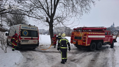 На Волині через негоду «швидка» застрягла дорогою на виклик