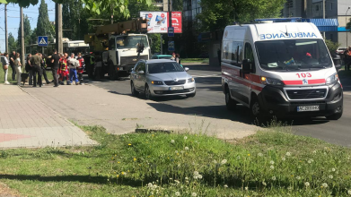 У Луцьку автокран збив маму з немовлям